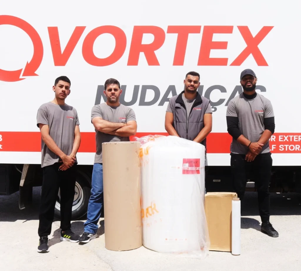 quatro homens a fazer mudança