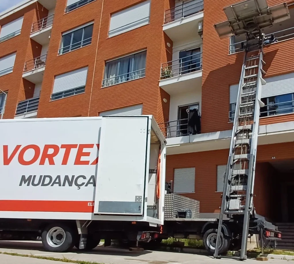 mudança com grua e elevador exterior